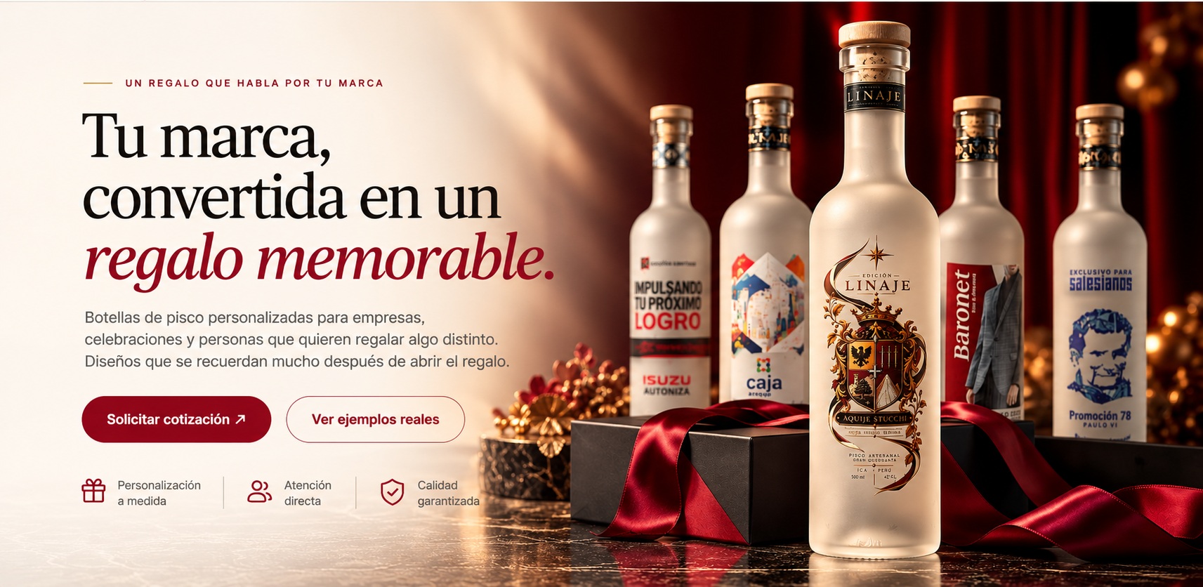 Regala con Pisco: botellas personalizadas presentadas como regalos premium, con iluminación cálida y fondo burdeos